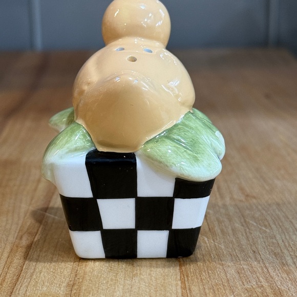 Mary Engelbreit Flowers & Chick ceramic salt and pepper shakers - Picture 8 of 11